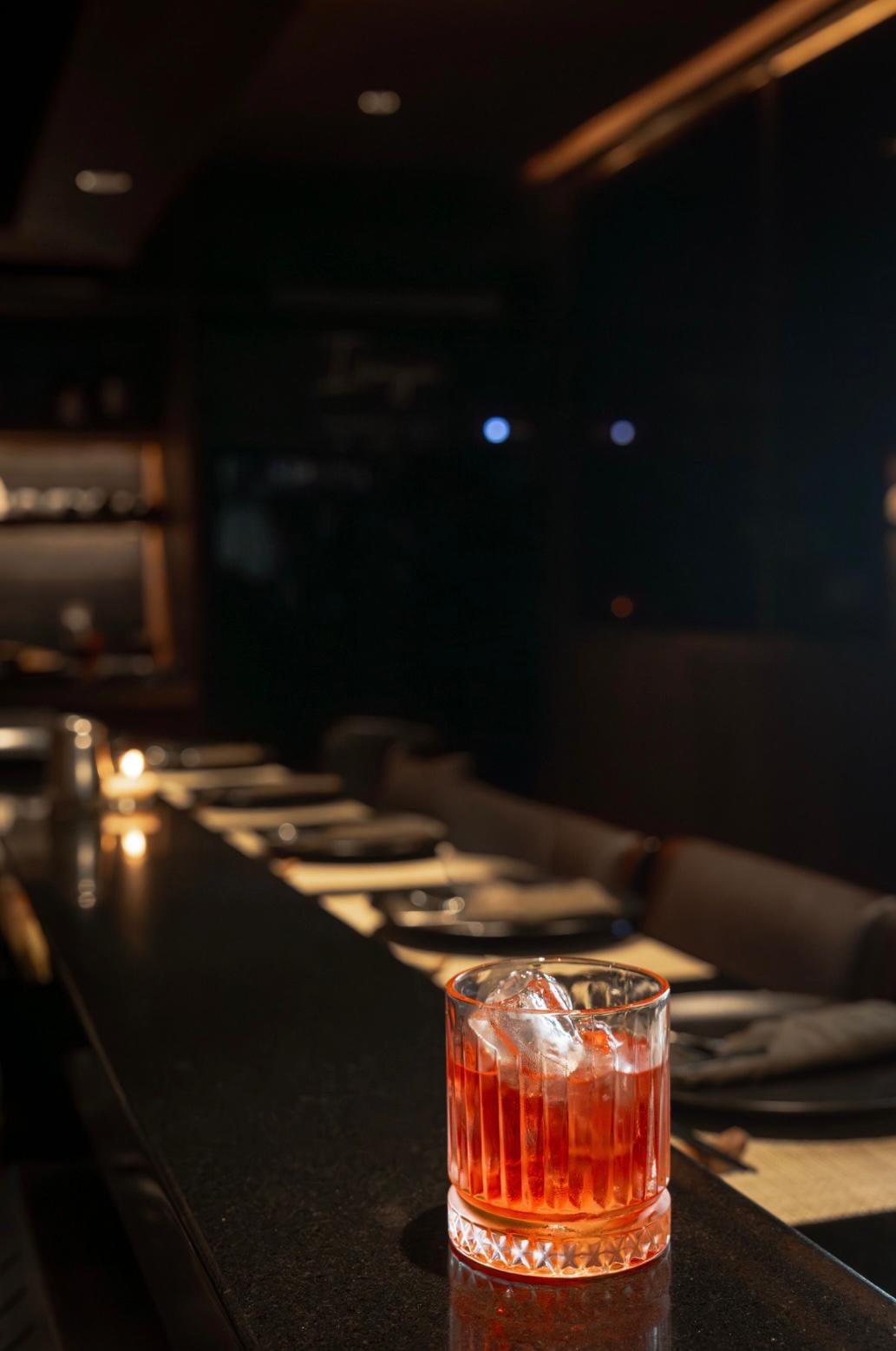Negroni cocktail at the teppan counter